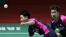 Pada awal game ketiga, Marcus Fernaldi Gideon/Kevin Sanjaya Sukamuljo terus memanfaatkan momentum dan berhasil merebut lima poin beruntun dengan unggul 5-0 dan mampu unggul 11-5 saat interval. (Bola.com/Ikhwan Yanuar)