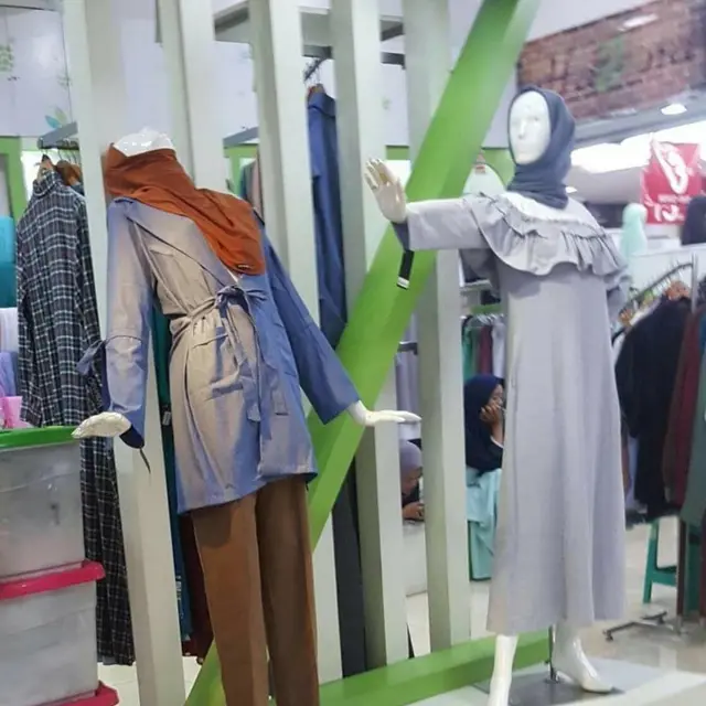 6 Potret Tingkah Manekin Berhijab Ini Bikin Geleng Kepala, Gagal Anggun