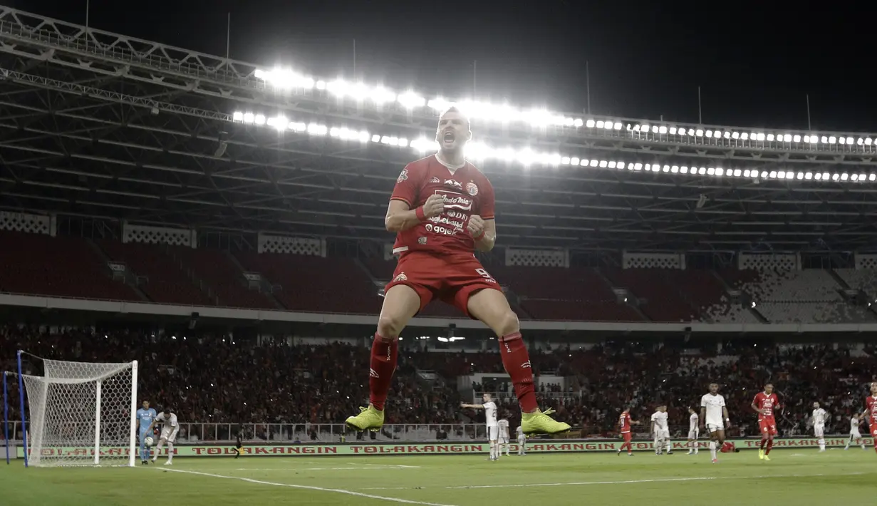 Striker Persija Jakarta, Marko Simic, melakukan selebrasi usai mencetak gol ke gawang Madura United pada laga Shopee Liga 1 di SUGBK, Jakarta, Jumat (13/12). Persija menang 4-0 atas Madura. (Bola.com/Yoppy Renato)