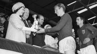 Ratu Elizabeth II memberikan trofi Jules Rimet atau yang kini dikenal dengan World Cup (Piala Dunia) kepada kapten Timnas Inggris dan West Ham, Bobby Moore pada 1966 di Stadion Wembley. (Dok. West Ham)