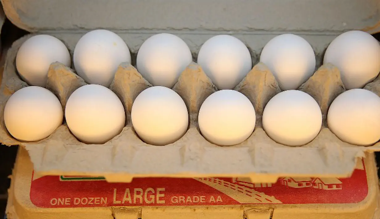 Telur memiliki kemampuan untuk membuat Anda lebih lama kenyang. Hal tersebut karena kandungan amino acid, potein dan lemaknya. Tentu kamu harus memastikan untuk tidak memakannya terlalu banyak, cukup satu telur sehari. (Justin Sullivan/Getty Images/AFP)