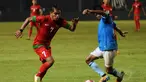 Penyerang Timnas Indonesia, Zulham Malik Zamrun mencoba menerobos pertahanan AFF All Star di laga persahabatan yang digelar di Stadion GBK Jakarta, (11/5/2014). (Liputan6.com/Helmi Fithriansyah)