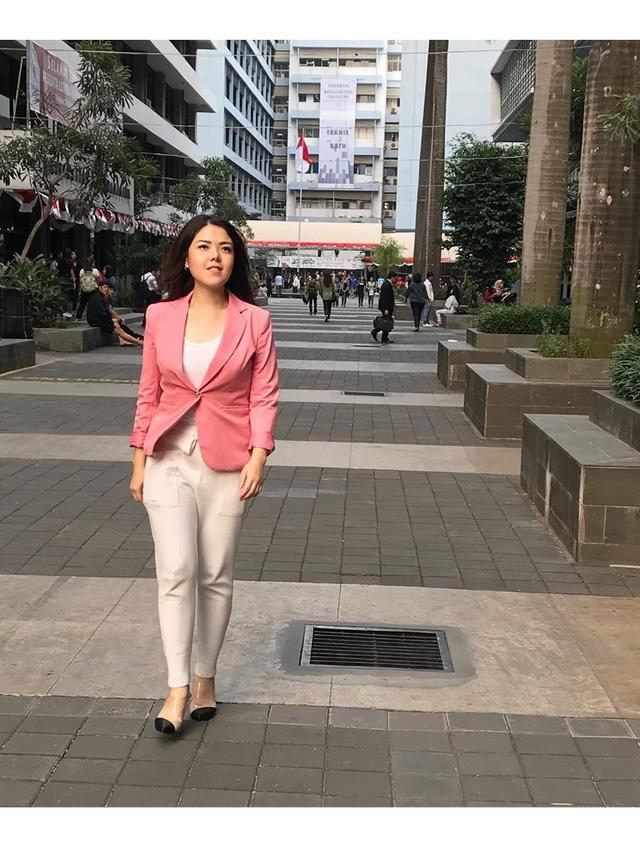 Resmi Berkantor di Gedung DPRD Jakarta, Ini 6 Potret Terbaru Tina Toon