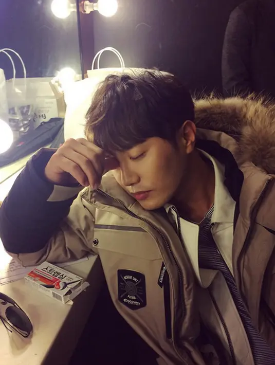 Jin Goo menuliskan ucapan selamat datang kepada sang anak dan mengabarkan kondisi istri dan anaknya sehat. Dia juga menuliskan janjinya untuk membuat keduanya lebih sehat dan menjadi ayah yang baik. (Instagram/actor_jingoo)