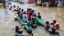 Badan Penanggulangan Bencana Daerah (BPBD) Kota Makassar melaporkan 2.164 jiwa dari 580 Kepala Keluarga (KK) terdampak banjir yang tersebar di empat kecamatan. (DAENG MANSUR/AFP)