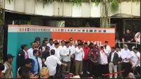 Pasangan calon gubernur dan wakil gubernur nomor urut 1, Ridwan Kamil-Suswono (RIDO) menerima hasil Pilkada Jakarta 2024, Jumat (13/12/2024). (Liputan6.com/ Muhammad Radityo Priyasmoro)