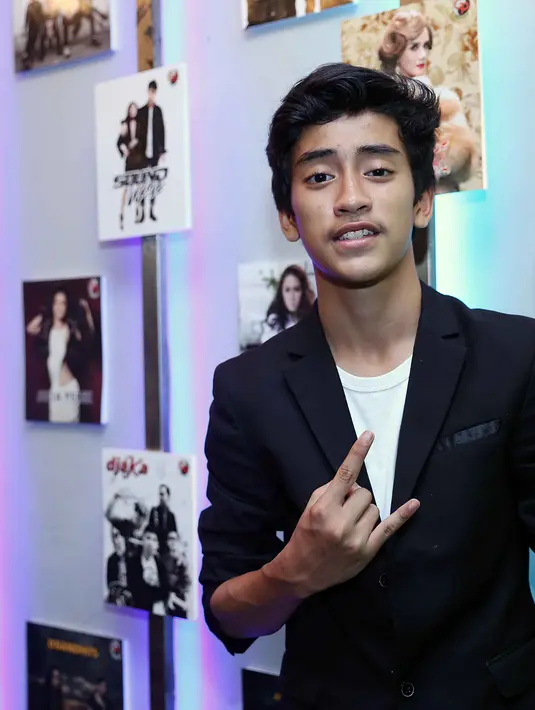 "Kalau ingat sih pasti. Tapi kalau diingat lagi kan bikin Abi sedih, jadi biasa sajalah. Kalau Umi sudah enggak terlalu sih, paling cuman kalau lagi berdoa saja," papar personel grup vokal Laki ini. (Nurwahyunan/Bintang.com)