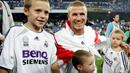 Mantan pemain Real Madrid, David Beckham bersama anak-anaknya saat merayakan gelar juara Liga Spanyol di Stadion Santiago Bernabeu (17/6/2007). (Photo by BRU GARCIA / AFP)