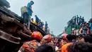 Hossain mengatakan, kecelakaan kereta di Bangladesh kali ini melibatkan kereta barang dan kereta penumpang. Kereta barang disebut telah menabrak kereta penumpang dari belakang, membuat dua gerbong terguling. (Bangladesh Fire Service and Civil Defense Department via AP)