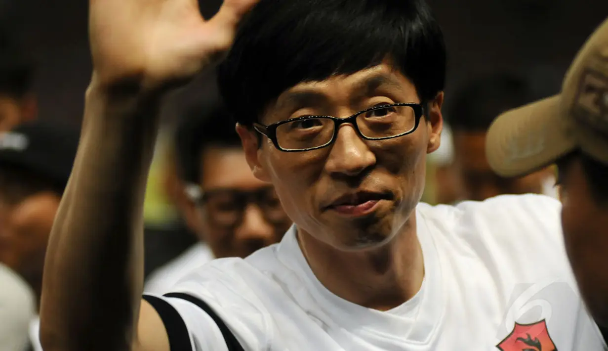 Yoo Jae Suk (anggota Running Man) memberikan salam pada penggemarnya di stadion GBK Jakarta, (1/6/2014). (Liputan6.com/Helmi Fithriansyah)