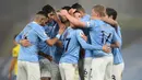 Para pemain Manchester City merayakan gol yang dibuat gelandang Phil Foden (tengah) ke gawang Brighton and Hove Albion dalam laga lanjutan Liga Inggris 2020/21 di Etihad Stadium, Rabu (13/1/2021). Manchester City menang 1-0 atas Brighton. (AFP/Clive Brunskill/Pool)