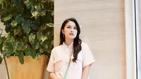 Sandra Dewi memilih nuansa pink pastel yang lebut untuk outfit yang dikenakannya. Satu set antara celana pendek dan boxy shirt, gaya kasualnya bisa jadi inspirasi tampil stylish saat weekend. [Foto: Instagram/ Sandra Dewi]