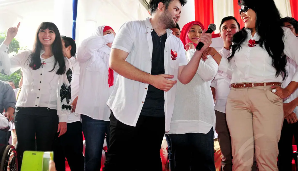 Langkah para pedangdut ini akan mensosialisasikan Prabowo-Hatta dari panggung ke panggung. (Liputan6.com/Johan Tallo)
