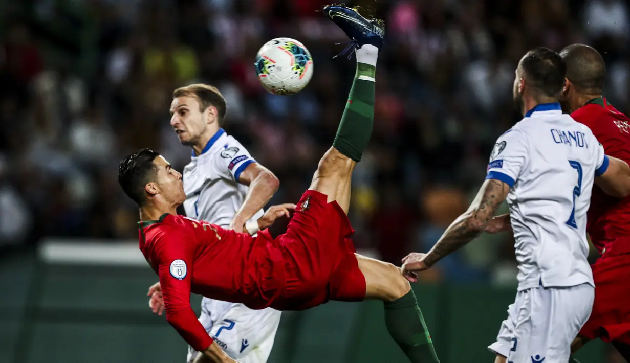 Cristiano Ronaldo, melakukan tendangan salto dalam pertandingan kualifikasi Euro 2020 antara Portugal melawan Luksemburg di Stadion Jose Alvalade, Lisbon, 11 Oktober 2019. (AFP/Carlos Costa)
