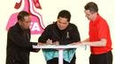 <p>Ketua Umum PSSI Erick Thohir (tengah) disaksikan Menpora Zainudin Amali (kiri) saat menandatangani jersey pada launching merchandise resmi Piala Dunia U-20 2023 di Atrium Mall FX Sudirman, Senayan, Jakarta, Rabu (8/3/2023). Apparel lokal, Juara, dipercaya menjadi penyedia suvenir Piala Dunia U-20 2023 dengan menyediakan 53 jenis merchandise yang siap dijual ke masyarakat. (Liputan6.com/Herman Zakharia)</p>