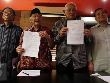 Ketua Dewan Pembina Sentral Organisasi Karyawan Swadiri Indonesia (Soksi) Oetojo Oesman (kedua kiri) bersama tokoh Soksi lainnya menunjukan surat pernyataan saat menggelar jumpa pers di Jakarta, Selasa (28/2). (Liputan6.com/JohanTallo)