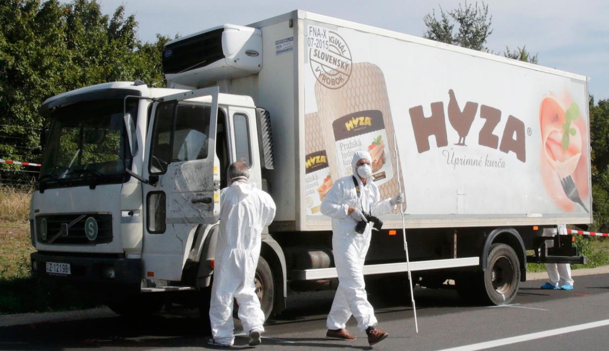 Petugas forensik saat memeriksa truk yang berisi sekitar 50 imigran gelap yang tewas di sebuah jalan tol di Austria, dekat perbatasan Hongaria, Kamis (27/8/2015). Indikasi awal mereka tewas karena kekurangan oksigen. (REUTERS/Heinz-Peter Bader)