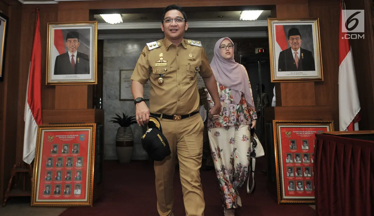 Wakil Wali Kota Palu Sigit Purnomo alias Pasha Ungu didampingi istri Adelia Wihelmina saat tiba di Kemendagri, Jakarta, Senin (12/8/2019). Kedatangan Pasha tersebut untuk bertemu Mendagri Tjahjo Kumolo guna membahas sejumlah masalah internal pengelolaan Kota Palu. (merdeka.com/Iqbal S. Nugroho)