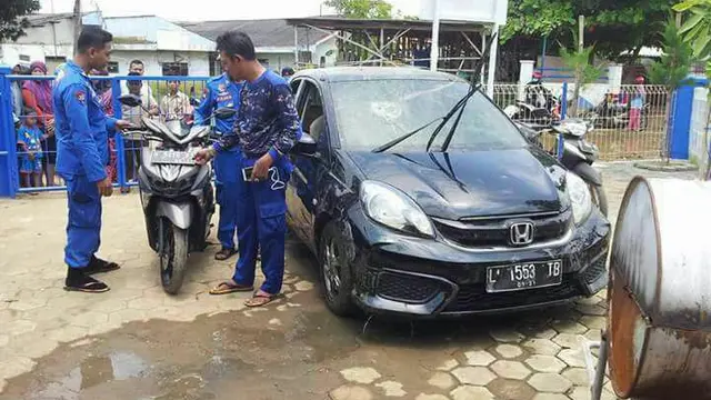 Mobil dan Motor yang Tiba-Tiba Muncul di Laut Dievakuasi
