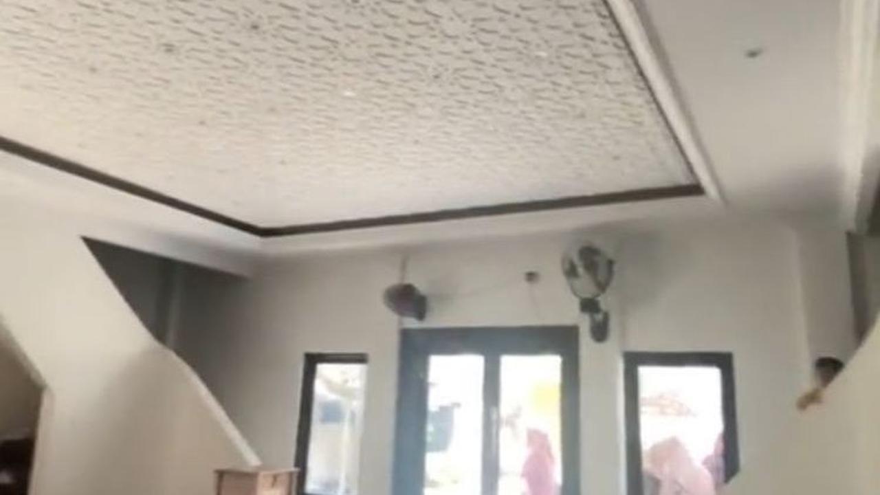 Di dekat pintu masuk bagian depan, terdapat tangga di kiri dan kanan yang difungsikan untuk jemaah wanita naik dan salat di lantai dua.