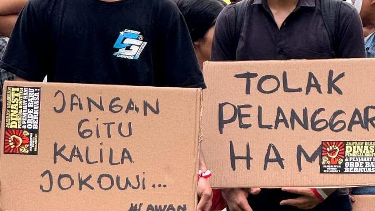 Seorang mahasiswa mengangkat poster saat melakukan mimbar bebas di Lapangan Reformasi Unika St. Thomas, Medan, Sumatera Utara, Kamis (30/11/2023).