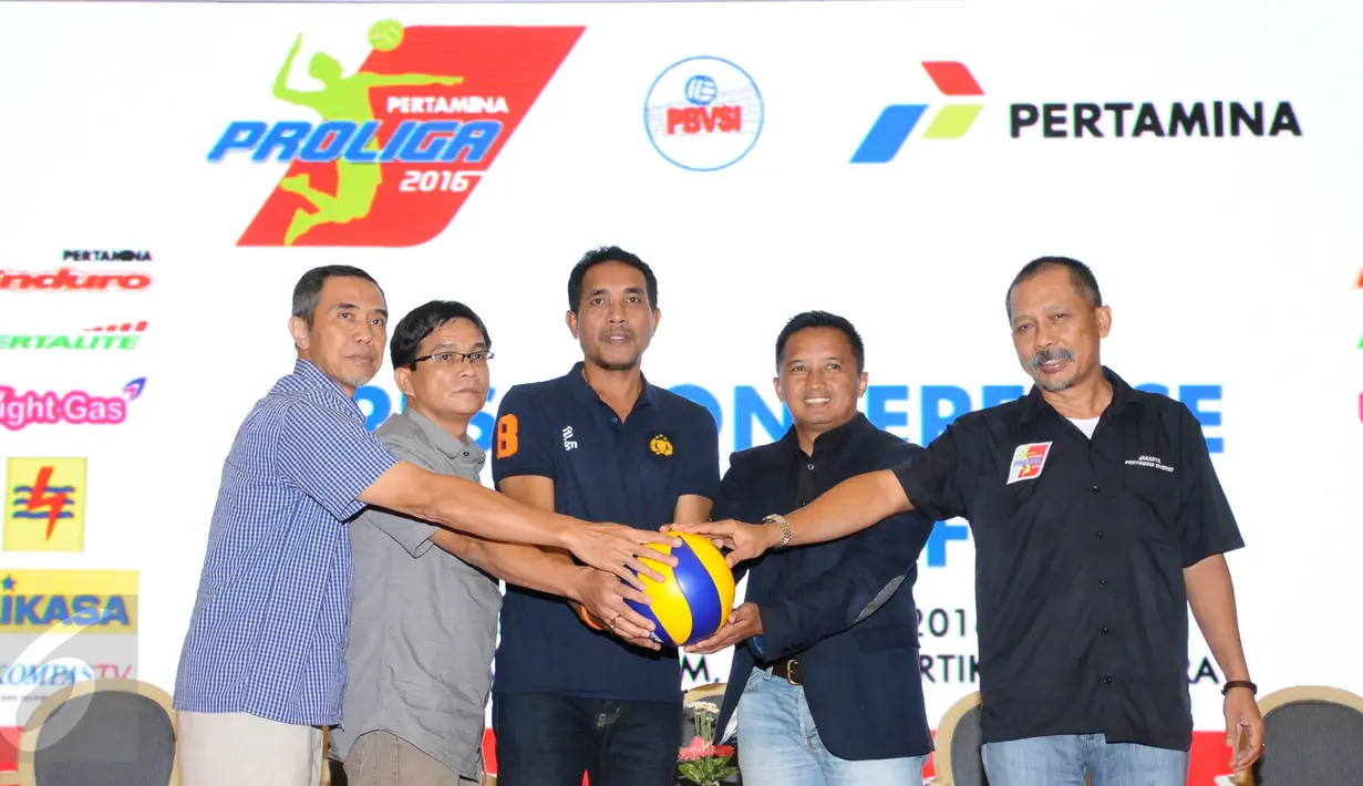 Lima pelatih tim voli putri menyatukan tangan usai jumpa pers peluncuran Pertamina Proliga 2016, Jakarta, Rabu (10/2/2016). Kompetisi ini bergulir di delapan kota besar pada 19 Feb-15 Mei 2016. (Liputan6.com/Helmi Fithriansyah)
