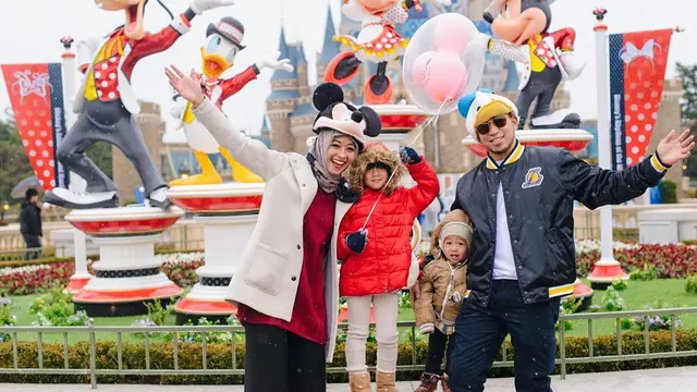 Sudah Jarang Muncul, Ini 7 Potret Poppy Bunga Bersama Keluarga Kecilnya