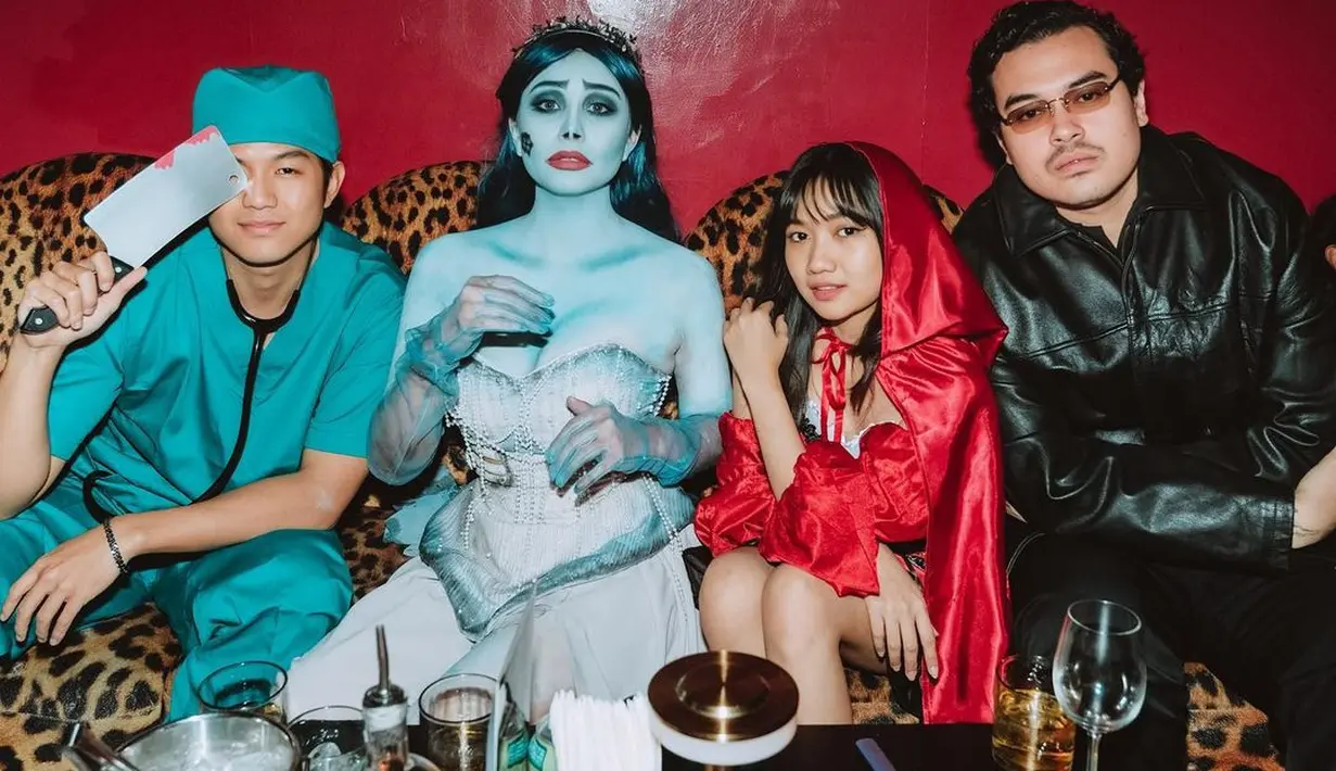 Awkarin tampil sebagai mempelai wanita dari film Corpse Bride yang melegenda. Look-nya sukses bikin kagum. [Instagram.com/narinkovilda]