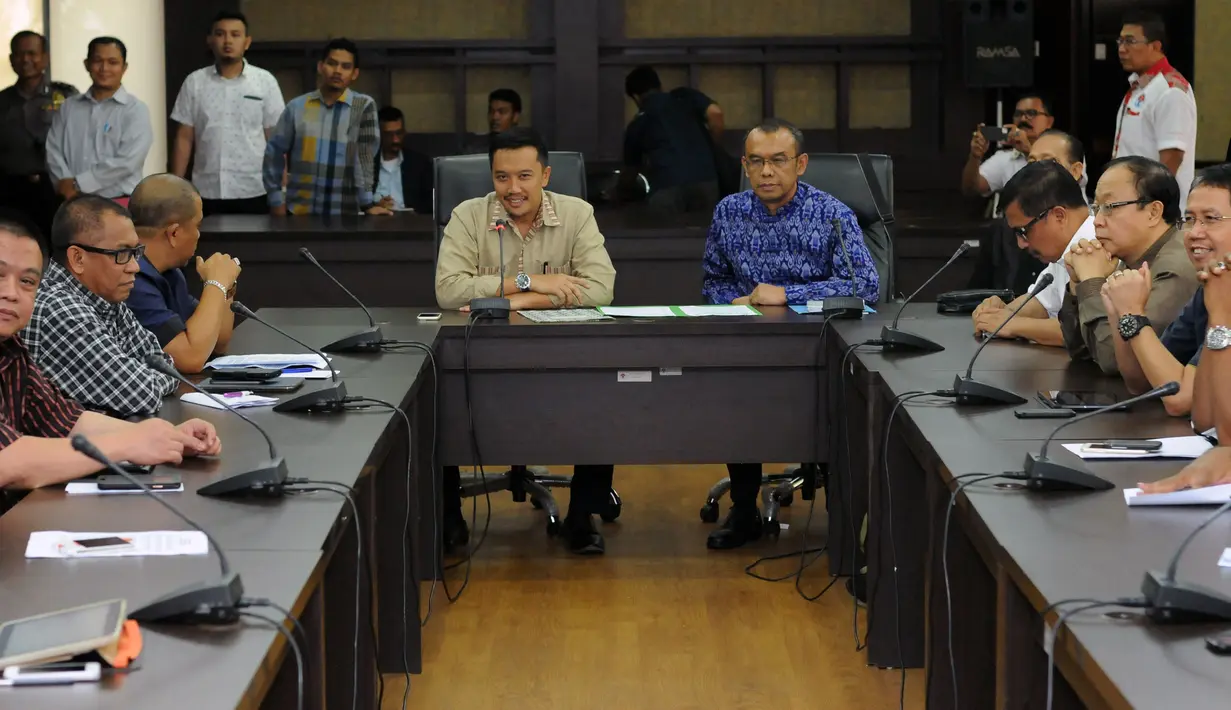 Menpora Imam Nahrawi (kiri – hadap lensa) memimpin pertemuan dengan 18 klub PSSI dan PT Liga Indonesia di Kantor Kemenpora, Jakarta, Senin (27/4/2015). Pertemuan berlangsung tertutup dan berakhir tanpa keputusan. (Liputan6.com/Helmi Fithriansyah)