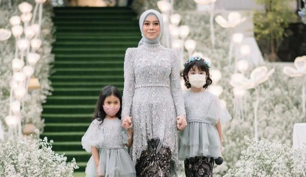 Pada momen lamaran, Lesti Kejora tampil anggun dalam balutan kebaya payet warna biru muda rancangan Renzi Lazuardi. Kebaya ini memiliki detail mock neck dengan bagian bawah cutting asimetris yang menambah kesan anggun. (Instagram/imagenic).