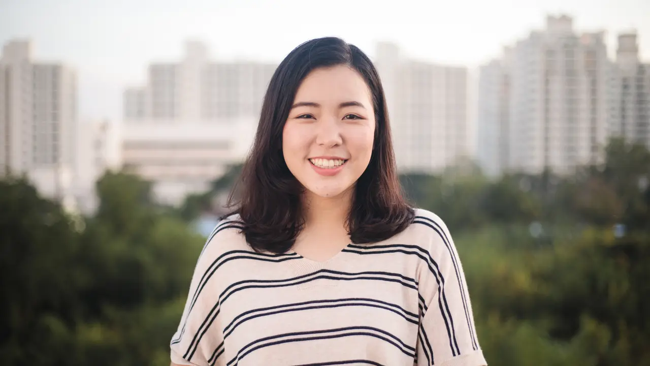 perempuan tersenyum bahagia