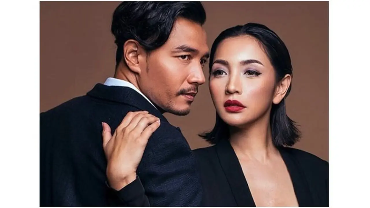 Keduanya berasal dari dunia hiburan, Hesti lebih dikenal sebagai presenter, sementara Edo bermain film.