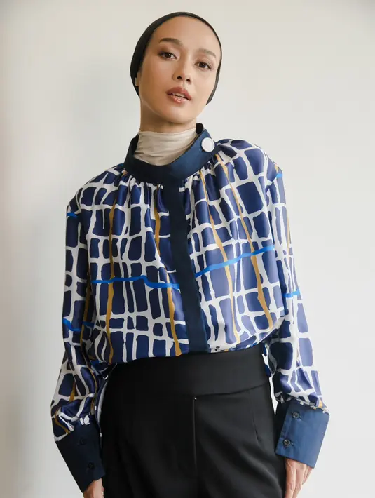 Ketika matahari naik, akan terlihat pantulan cahaya pada banyak objek yang kemudian menginspirasi desain abstrak pada koleksi Dawn. Tidak hanya menginspirasi menjadi prints, hasil refleksi cahaya juga ikut menentukan dalam palet warna koleksi Dawn. Sepert iwarna solid yang digunakan selain merah, ada putih, hitam, biru, dan juga kombinasi warna abu, coklat, lilac, emas, dan juga tebal pada prints. / Foto dok: ANQA