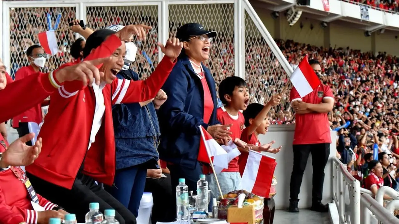 Presiden Joko Widodo atau Jokowi menyaksikan pertandingan antara Indonesia melawan Thailand di Stadion Utama GBK, Kamis (29/12/2022).