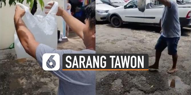 VIDEO: Pria Nekat Atasi Sarang Tawon Bermodal Kresek