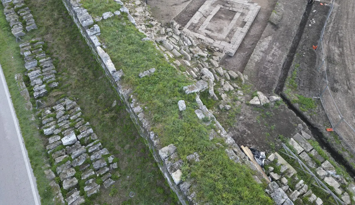 Kementerian tersebut mengatakan penggalian tersebut menghasilkan beberapa patung terakota kecil pada bulan-bulan pertama dimulainya kembali pekerjaan. (Paestum Velia Archeological Park via AP)