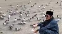 Gus Iqdam memberi makan burung merpati di tanah suci (SS: YT  Ronji TV)
