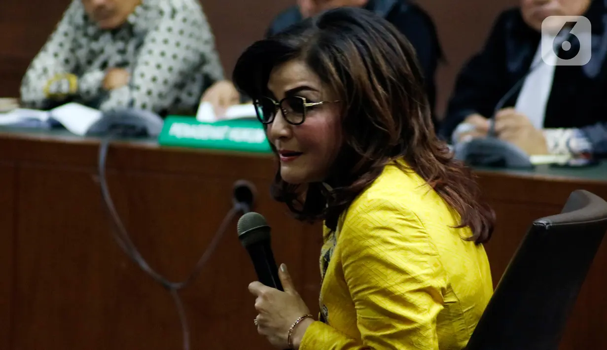 Bupati Minahasa Selatan Christiany Eugenia Paruntu saat menjadi saksi pada sidang lanjutan dugaan suap/gratifikasi terkait kerjasama jasa pelayaran dengan terdakwa Bowo Sidik Pangarso di Pengadilan Tipikor, Jakarta, Rabu (2/10/2019). Sidang beragendakan keterangan saksi. (Liputan6.com/Helmi Fithrian