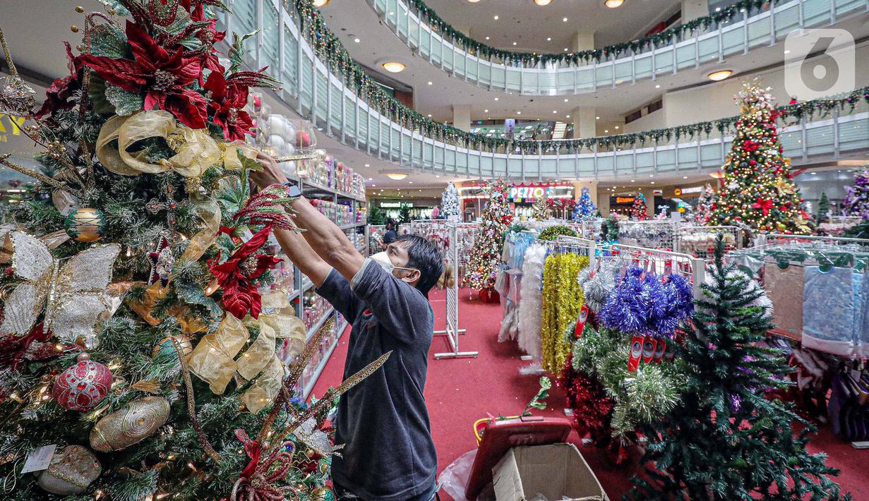 Pekerja merapikan pernak-pernik Natal di Mal Artha Graha, Jakarta, Sabtu (4/12/2021). Jelang perayaan Natal 25 Desember sejumlah mal di ibukota mulai menjual berbagai kebutuhan Natal mulai dari pernak-pernik hingga pohon Natal dengan kisaran harga Rp10.000-Rp5 juta. (Liputan6.com/Faizal Fanani)