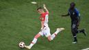 10 menit berselang, Kroasia berhasil menyamakan kedudukan menjadi 1-1. Tendagan keras Ivan Perisic tak mampu dibendung oleh kiper Prancis, Hugo Lloris. (AFP/Gabriel Bouys)