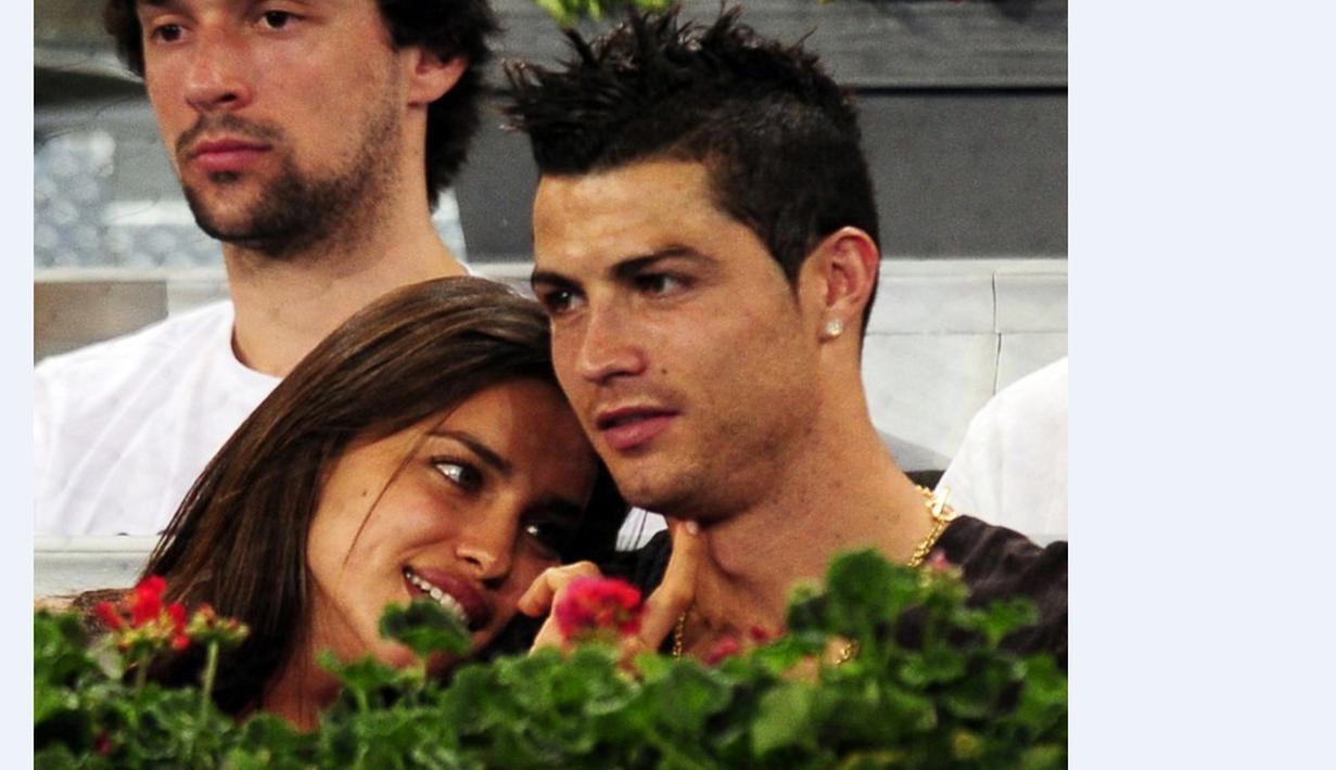 Cristiano Ronaldo bersama sang kekasih, Irina Shayk, saat menonton pertandingan tenis di Madrid, 11 Mei 2012. (AFP/Javier Soriano)