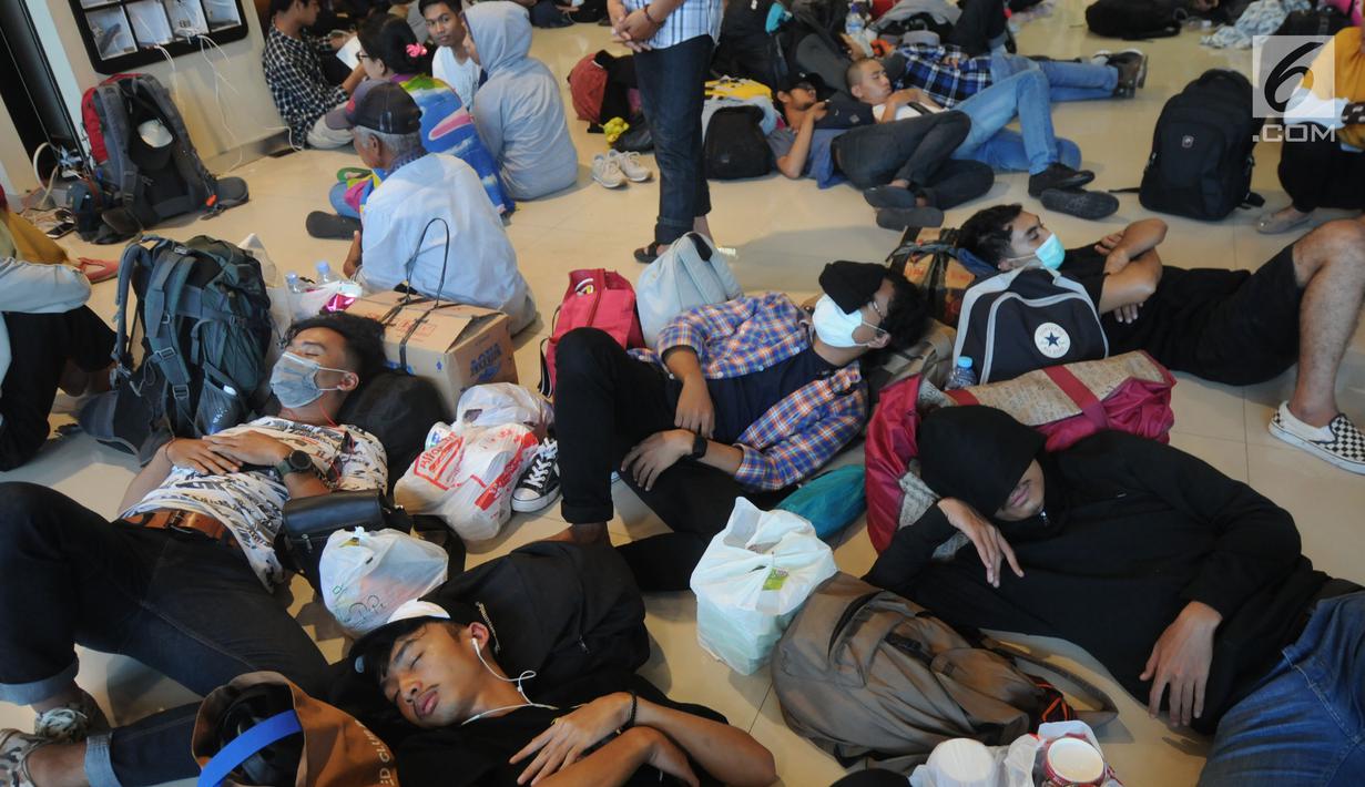 Ratusan penumpang menumpuk menunggu kedatangan kapal laut yang akan keluar Jawa Timur di Dermaga Gapura Surya Nusantara, Pelabuhan Tanjung Perak, Surabaya, Jawa Timur, Kamis (30/5/2019). PT Pelindo III memprediksi puncak arus mudik keluar Jawa Timur tgl 1 Juni 2019. (merdeka.com/Dwi Narwoko)