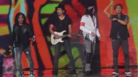 Slank beraksi di panggung Konser Raya 22 Indosiar, Jakarta, Rabu (11/1). Pada kesempatan itu, Slank membawakan lagu terbaru mereka yang baru akan diluncurkan Februari mendatang. (Liputan6.com/Helmi Afandi)