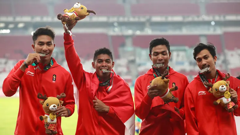 Sujud Syukur Zohri dan Tim Estafet Rebut Perak Lari 4x100m