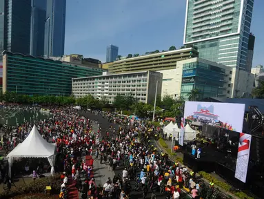 Ribuan warga memadati panggung pesta rakyat menyambut kedatangan Presiden dan Wakil Presiden periode 2024-2029 di Bundaran Hotel Indonesia, Jakarta, Minggu (20/10/2024). (merdeka.com/Arie Basuki)