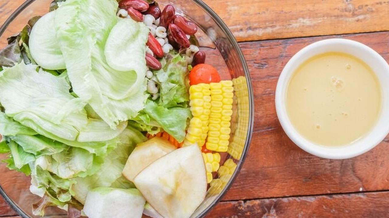 Satu sendok makan dressing ini mengandung 78 kalori dan 8,5 gram lemak. Makan satu porsi Caesar salad bisa memberikan 200 hingga 330 kalori, sementara dengan tambahan ayam panggang, bisa mencapai 590 kalori.