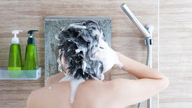 Rambut Menipis pada Pria, Apa Sih Penyebabnya? Waspadai Risiko Kebotakan, Temukan Solusinya!