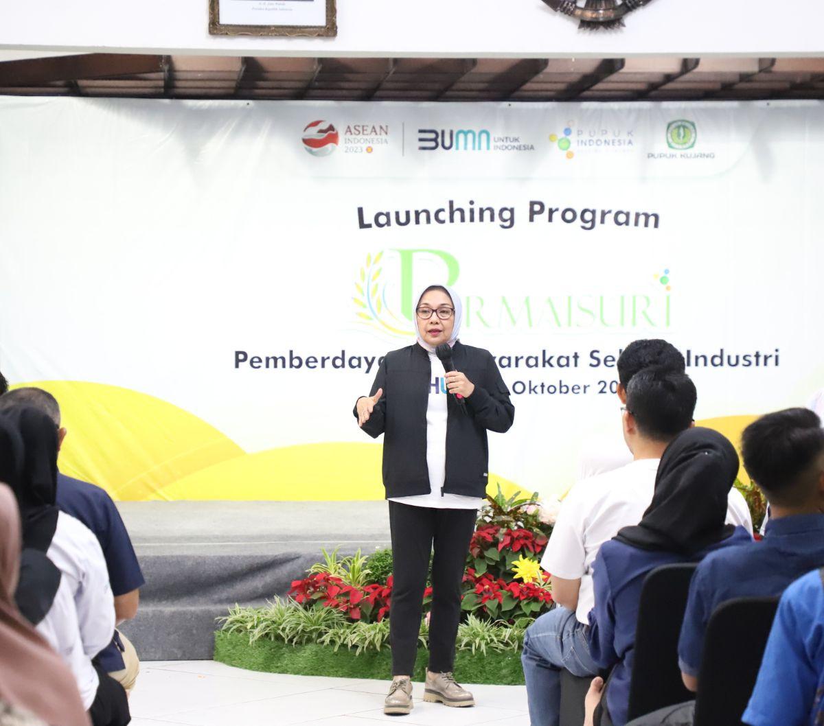 Sebagai contoh, para peserta program Permaisuri di wilayah sekitar Pupuk Kujang Cikampek akan memproduksi kain majun dan hasilnya akan diserap oleh Pupuk Kujang untuk memenuhi kebutuhan pabrik.
