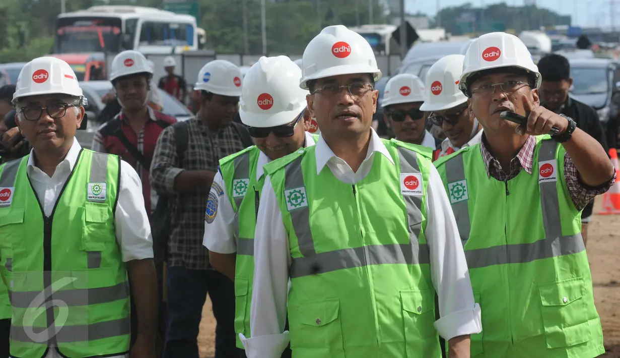 Menteri Perhubungan Budi Karya Sumadi memantau lokasi pembangunan kereta layang (Light Rail Transit/LRT), rute Cawang-Cibubur di tol Jagorawi Km 13, Jakarta, Minggu (8/1). LRT akan melewati 18 stasiun dengan panjang 42,1 km. (Liputan6.com/Helmi Afandi)