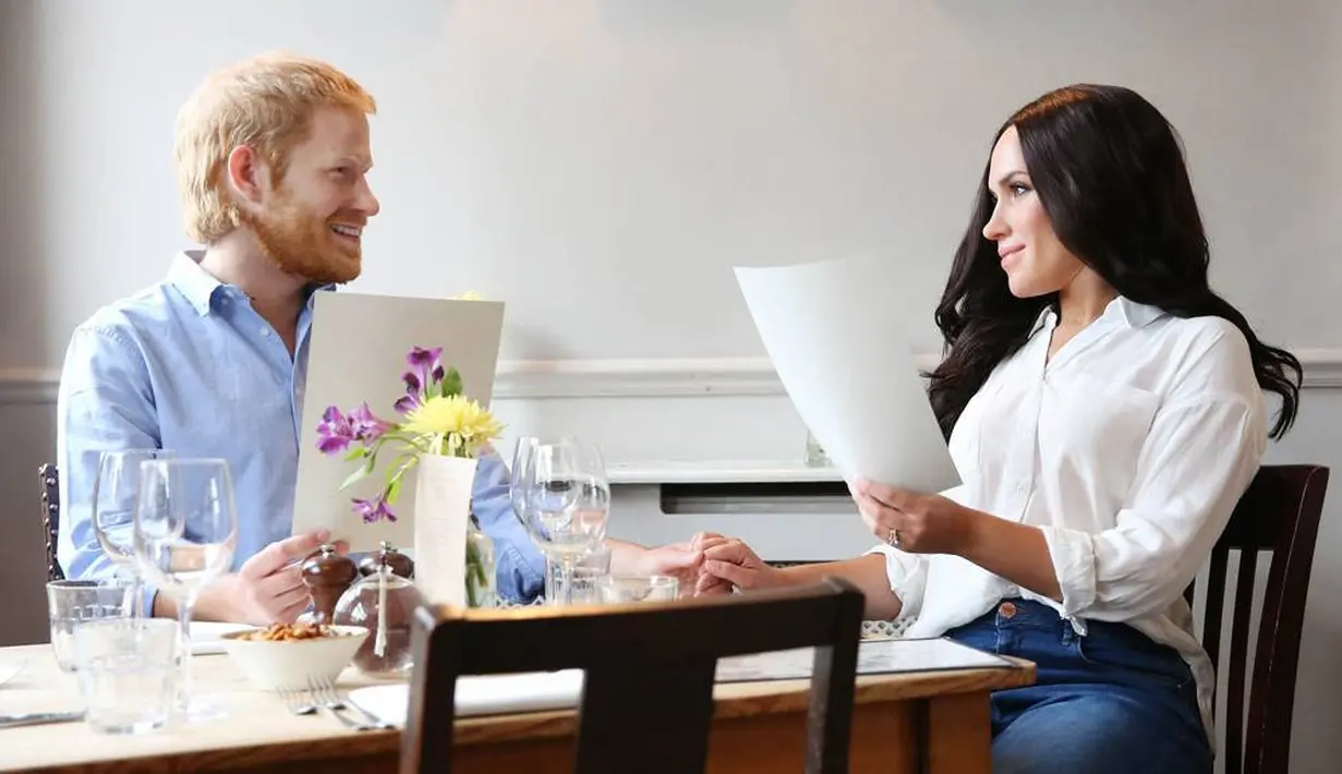 Yang pertama terlihat Pangeran Harry dan Meghan Markle tengah makan di sebuah restoran. (PA Images/INSTARimages.com/E!)